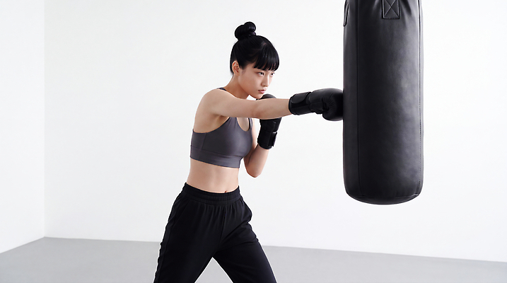 JPG 편집이미지 여자 건강 운동복 운동 운동기구 힘 주먹 권투 헬스장 도둑 집중 연습 개인지도 의료성형뷰티 편집실사 AI인물포토 AI콘텐츠 옷 컨셉 모션 사람 헬스 격투기 범인 CG 파일형식 AI포토 스포츠 범죄