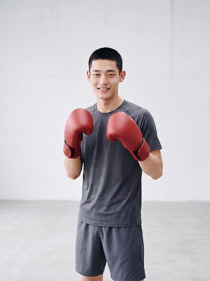 JPG 편집이미지 남자 스포츠 포즈 실내 건강 미소 운동 카메라 권투 글러브 연습 체육관 의료성형뷰티 편집실사 AI인물포토 AI콘텐츠 스포츠용품 장갑 표정 사람 내부 전자제품 격투기 CG 파일형식 AI포토 잡화 오브젝트