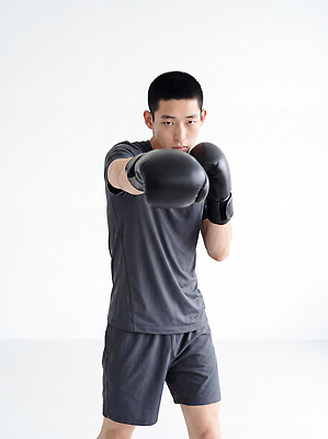 JPG 편집이미지 남자 포즈 발 운동복 운동 힘 권투 권투글러브 집중 연습 흰배경 체육관 액션 의료성형뷰티 편집실사 AI인물포토 AI콘텐츠 옷 컨셉 건강 사람 신체부위 격투기 글러브 흰색 CG 파일형식 AI포토 스포츠용품 스포츠 컬러 장갑 잡화 오브젝트