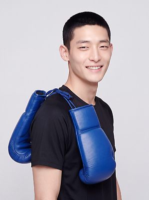 JPG 편집이미지 패션 남자 스포츠 티셔츠 실내 미소 파란색 운동 권투 권투선수 연습 준비 의료성형뷰티 스타일 편집실사 AI인물포토 AI콘텐츠 컬러 셔츠 운동선수 표정 건강 사람 내부 격투기 CG 파일형식 AI포토 상의 옷