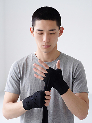 JPG 편집이미지 남자 스포츠 스튜디오 건강 운동 검은색 스트레칭 권투 손목 집중 체육 연습 준비 손목보호대 의료성형뷰티 편집실사 AI인물포토 AI콘텐츠 컬러 컨셉 사람 신체부위 격투기 CG 파일형식 AI포토