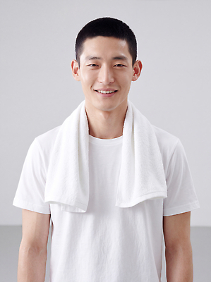 JPG 편집이미지 남자 티셔츠 스튜디오 실내 표정 건강 밝음 웃음 사람 운동복 수건 운동 권투 흰색 의료성형뷰티 편집실사 AI인물포토 AI콘텐츠 옷 컬러 셔츠 내부 위생용품 격투기 CG 파일형식 AI포토 스포츠 생활용품 상의 오브젝트