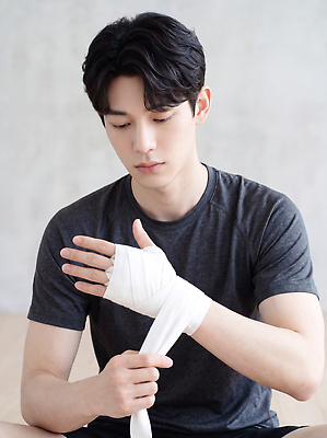 JPG 편집이미지 남자 스포츠 신체 실내 건강 운동복 운동 스트레칭 권투 상처 집중 준비 붕대 의료성형뷰티 편집실사 AI인물포토 AI콘텐츠 옷 컨셉 사람 내부 격투기 CG 파일형식 AI포토