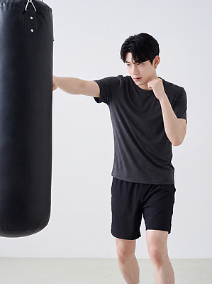 JPG 편집이미지 남자 스포츠 실내 운동복 운동 주먹 권투 연습 체육관 샌드백 액션 의료성형뷰티 편집실사 AI인물포토 AI콘텐츠 옷 모션 건강 사람 내부 격투기 CG 파일형식 AI포토