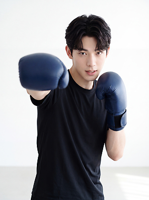 JPG 편집이미지 남자 스포츠 포즈 기술 실내 청년 운동 권투 집중 연습 스탭 의료성형뷰티 편집실사 AI인물포토 AI콘텐츠 컨셉 건강 사람 성인 내부 격투기 CG 파일형식 AI포토