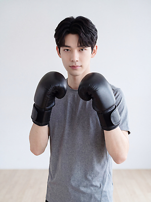 JPG 편집이미지 남자 스포츠 포즈 몸매관리 실내 운동 권투 권투글러브 자신감 집중 연습 준비 체육관 스트레스해소 의료성형뷰티 편집실사 AI인물포토 AI콘텐츠 감정 컨셉 다이어트 건강 사람 내부 격투기 글러브 CG 파일형식 AI포토 스포츠용품 장갑 잡화 오브젝트