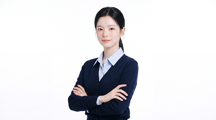 JPG 편집이미지 직업 긴머리 여자 포즈 표정 머리 팔짱 자신감 흰배경 의료성형뷰티 편집실사 AI인물포토 AI콘텐츠 헤어스타일 감정 모션 사람 신체부위 흰색 CG 파일형식 AI포토 컬러