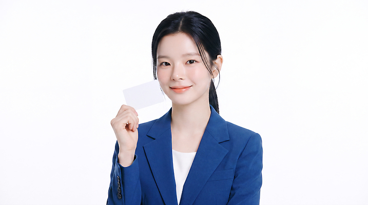 JPG 편집이미지 손 여자 비즈니스 표정 미소 웃음 정장 파란색 촬영 의료성형뷰티 편집실사 AI인물포토 AI콘텐츠 옷 컬러 사람 신체부위 CG 파일형식 AI포토