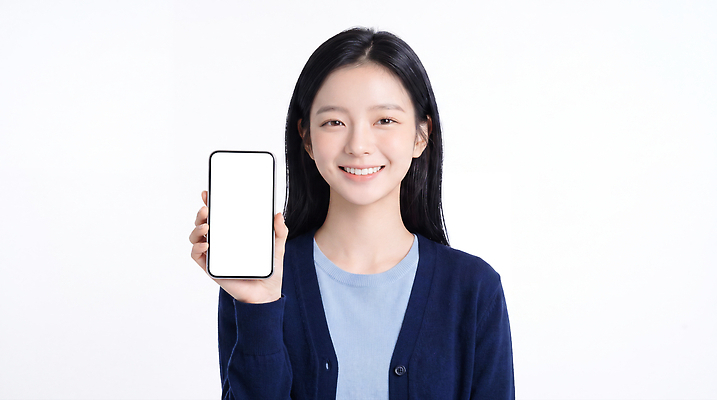 JPG 편집이미지 손 여자 모바일 표정 미소 스마트폰 흰배경 방송 소통 의료성형뷰티 사용자 편집실사 AI인물포토 AI콘텐츠 컨셉 사람 신체부위 핸드폰 스마트기기 흰색 CG 파일형식 AI포토 컬러 전자제품