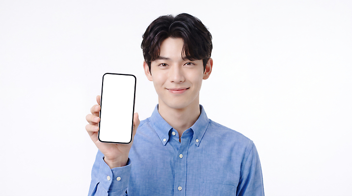 JPG 편집이미지 직업 남자 셔츠 인터넷 모바일 미소 스마트폰 디지털 알림 소통 의료성형뷰티 편집실사 AI인물포토 AI콘텐츠 컨셉 상의 표정 사람 핸드폰 스마트기기 CG 파일형식 AI포토 옷 전자제품