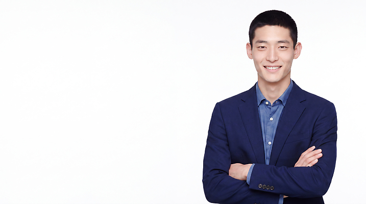 JPG 편집이미지 남자 포즈 직장 실내 표정 미소 웃음 정장 팔짱 촬영 성격 의료성형뷰티 편집실사 AI인물포토 AI콘텐츠 옷 회사 모션 사람 내부 CG 파일형식 AI포토 비즈니스