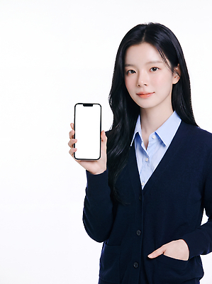 JPG 편집이미지 여자 패션 직장 한명 들기 캐주얼 스마트폰 흰배경 소통 의료성형뷰티 편집실사 AI인물포토 AI콘텐츠 1 옷 컨셉 회사 모션 사람 핸드폰 스마트기기 흰색 CG 파일형식 AI포토 컬러 비즈니스 전자제품