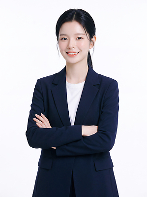 JPG 모델 편집이미지 여자 스튜디오 표정 웃음 사람 정장 팔짱 촬영 자신감 분위기 이미지 가벼움 전문 의료성형뷰티 편집실사 AI인물포토 AI콘텐츠 옷 감정 컨셉 모션 무게 CG 파일형식 AI포토