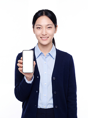 JPG 모델 편집이미지 손 포즈 웃음 정장 소녀 전자제품 스마트폰 스크린 알림 흰배경 편집실사 AI인물포토 AI콘텐츠 옷 여자 어린이 표정 신체부위 핸드폰 스마트기기 흰색 CG 파일형식 AI포토 컬러 사람