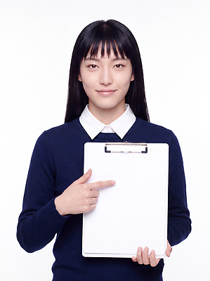 JPG 편집이미지 직업 옷 여자 얼굴 포즈 손가락 표시 서기 사람 공책 흰색 가리킴 의료성형뷰티 편집실사 AI인물포토 AI콘텐츠 손 컬러 모션 문구용품 손짓 신체부위 CG 파일형식 AI포토 오브젝트