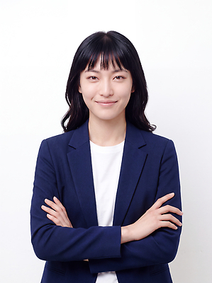 JPG 편집이미지 여자 포즈 비즈니스 생머리 직장 표정 정장 팔짱 흰색 자아 의료성형뷰티 편집실사 AI인물포토 AI콘텐츠 헤어스타일 옷 컬러 회사 모션 사람 CG 파일형식 AI포토