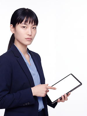 JPG 편집이미지 여자 비즈니스 손가락 정장 앞모습 태블릿 스크린 가리킴 모던 주목 의료성형뷰티 편집실사 AI인물포토 AI콘텐츠 손 옷 뷰포인트 사람 손짓 전자제품 스마트기기 CG 파일형식 AI포토 모션 신체부위