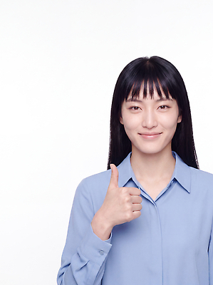 JPG 편집이미지 손 패션 손가락 조명 미소 웃음 사람 재킷 엄지손가락 분위기 긍정 의사소통 의료성형뷰티 편집실사 AI인물포토 AI콘텐츠 컨셉 표정 신체부위 외투 CG 파일형식 AI포토 상의 옷