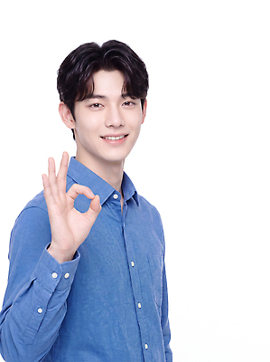 JPG 편집이미지 손 남자 포즈 표정 미소 사진촬영 흰배경 의료성형뷰티 스타일 편집실사 AI인물포토 AI콘텐츠 사람 신체부위 촬영 흰색 CG 파일형식 AI포토 컬러