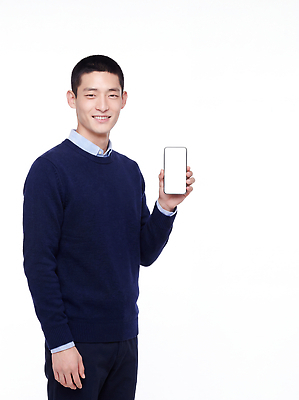 JPG 모델 편집이미지 남자 비즈니스 미소 정장 스마트폰 핸드폰 믿음 디지털 촬영 알림 모던 의료성형뷰티 편집실사 AI인물포토 AI콘텐츠 옷 감정 표정 사람 전자제품 스마트기기 CG 파일형식 AI포토