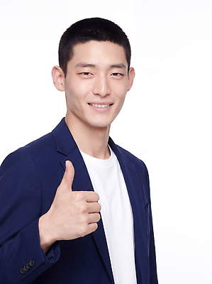 JPG 편집이미지 패션 남자 감정 포즈 표정 미소 사진촬영 엄지손가락 자신감 긍정 이미지 소통 의료성형뷰티 스타일 편집실사 AI인물포토 AI콘텐츠 컨셉 손가락 사람 촬영 CG 파일형식 AI포토 손 신체부위
