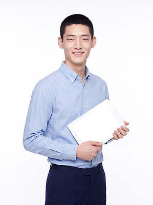 JPG 편집이미지 패션 남자 하늘색 셔츠 바지 표정 미소 사람 태블릿 흰색 의료성형뷰티 스타일 편집실사 AI인물포토 AI콘텐츠 컬러 상의 하의 파란색 전자제품 스마트기기 CG 파일형식 AI포토 옷