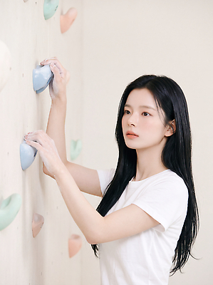 JPG 편집이미지 손 스포츠 기술 건강 사람 힘 집중 연습 클라이밍 의료성형뷰티 편집실사 AI인물포토 AI콘텐츠 컨셉 신체부위 등반 CG 파일형식 AI포토