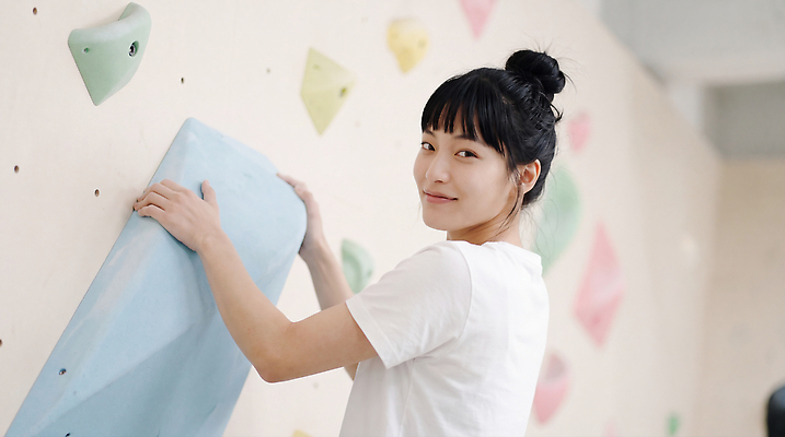 옷 건강 사람 내부 등반 CG 파일형식 AI포토 클라이밍 여자 실내 스포츠 운동 손잡이 힘 취미 도전 벽 운동복 편집실사 JPG 편집이미지 의료성형뷰티 AI인물포토 AI콘텐츠