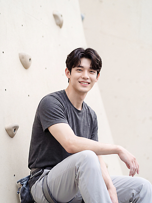 JPG 편집이미지 남자 벽 스포츠 바지 실내 미소 사람 앉기 회색 암벽 연습 체육관 클라이밍 의료성형뷰티 편집실사 AI인물포토 AI콘텐츠 컬러 모션 하의 표정 내부 등반 CG 파일형식 AI포토 옷