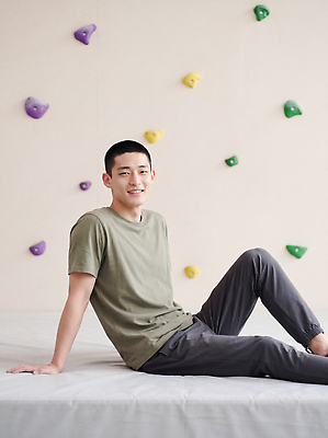 감정 건강 말하기 사람 내부 트래킹 감각 CG 파일형식 AI포토 실내 암벽 등산 남자 벽 손잡이 운동 여유 편안함 스포츠 대화 취미 편집실사 JPG 편집이미지 의료성형뷰티 AI인물포토 AI콘텐츠