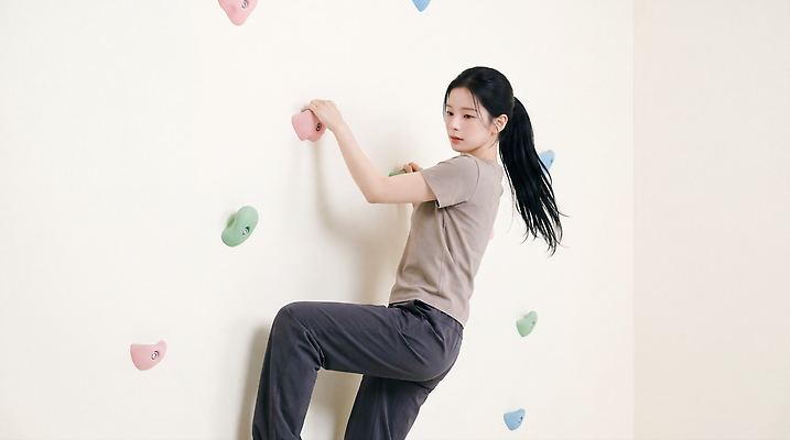 JPG 편집이미지 여학생 벽 실내 운동 힘 방 도전 돌 즐거움 클라이밍 편집실사 AI인물포토 AI콘텐츠 학생 여자 감정 건강 내부 등반 CG 파일형식 AI포토 사람