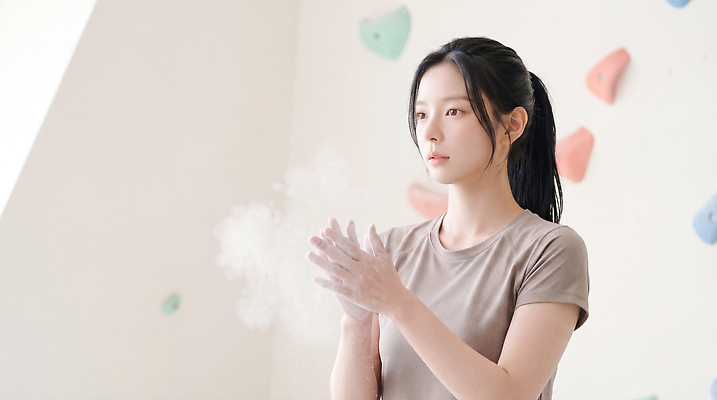 JPG 편집이미지 손 여자 스포츠 운동복 운동 공간 가루 집중 암벽 연습 준비 클라이밍 의료성형뷰티 편집실사 AI인물포토 AI콘텐츠 옷 컨셉 건강 사람 신체부위 등반 CG 파일형식 AI포토
