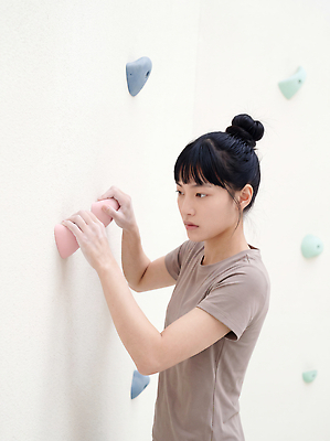 JPG 편집이미지 손 여자 스포츠 실내 손잡이 운동 도전 집중 암벽 연습 체육관 오르기 클라이밍 의료성형뷰티 편집실사 AI인물포토 AI콘텐츠 컨셉 모션 건강 사람 내부 신체부위 등반 CG 파일형식 AI포토
