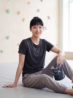 JPG 편집이미지 손 스포츠 신체 가방 수업 건강 사람 여름 운동 편안함 연습 체육관 클라이밍 의료성형뷰티 편집실사 AI인물포토 AI콘텐츠 잡화 계절 교육 신체부위 등반 감각 CG 파일형식 AI포토
