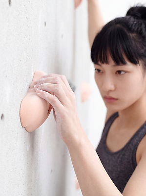 JPG 편집이미지 손 여자 스포츠 운동복 운동 바위 집중 체육 연습 분필 체육관 클라이밍 의료성형뷰티 편집실사 AI인물포토 AI콘텐츠 옷 컨셉 건강 사람 신체부위 등반 CG 초크 파일형식 AI포토