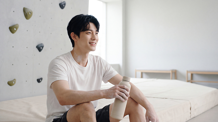 JPG 편집이미지 남자 스포츠 휴식 실내 건강 미소 앉기 물 운동 매트 물병 체육관 클라이밍 의료성형뷰티 편집실사 AI인물포토 AI콘텐츠 자연요소 컨셉 모션 표정 사람 내부 등반 물통 CG 파일형식 AI포토