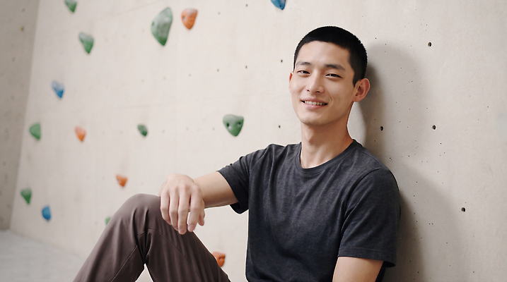스포츠 컨셉 표정 건강 사람 내부 등반 공간 CG 시설 파일형식 AI포토 남자 클라이밍 홀 웃음 실내 운동 벽 취미 경쟁 스포츠시설 체육관 편집실사 JPG 편집이미지 의료성형뷰티 AI인물포토 AI콘텐츠