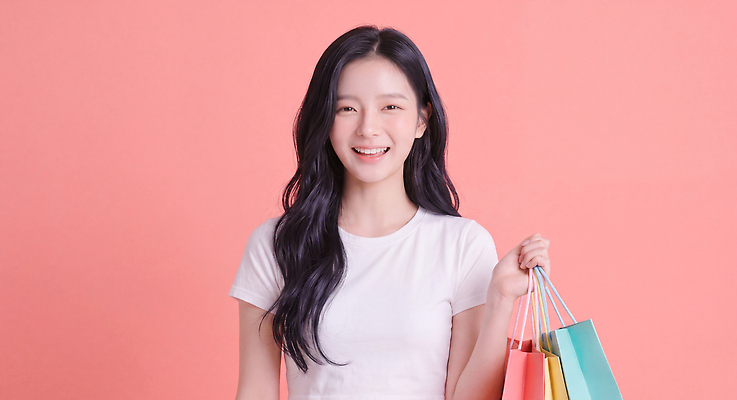 JPG 편집이미지 여자 포즈 웃음 사람 생활 쇼핑 쇼핑백 상점 즐거움 의료성형뷰티 외모 편집실사 AI인물포토 AI콘텐츠 감정 가방 표정 CG 파일형식 AI포토 잡화