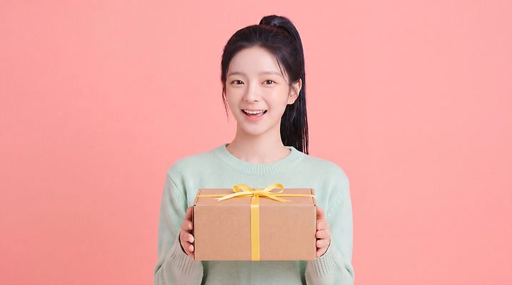 JPG 편집이미지 손 행복 리본 분홍색 포장 선물 웃음 소녀 상자 기쁨 축하 걸림 편집실사 AI인물포토 AI콘텐츠 여자 감정 어린이 컬러 컨셉 모션 표정 신체부위 CG 파일형식 AI포토 사람