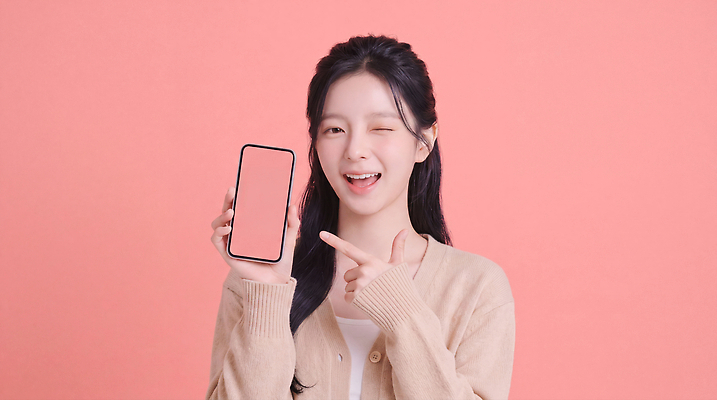 JPG 모델 편집이미지 손 여자 얼굴 분홍색 포즈 웃음 일상 스마트폰 머리카락 사진촬영 가리킴 의료성형뷰티 스타일 편집실사 AI인물포토 AI콘텐츠 컬러 표정 사람 손짓 라이프 신체부위 핸드폰 스마트기기 머리 촬영 CG 파일형식 AI포토 모션 생활 전자제품