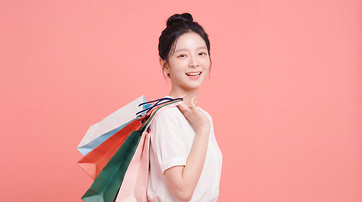 JPG 편집이미지 옷 여자 패션 분홍색 장신구 밝음 미소 쇼핑 쇼핑백 소비 즐거움 의료성형뷰티 스타일 편집실사 AI인물포토 AI콘텐츠 감정 컬러 가방 표정 사람 CG 파일형식 AI포토 잡화
