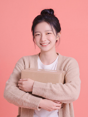 JPG 편집이미지 손 옷 여자 행복 분홍색 포즈 안기 주택 웃음 일상 상자 오브젝트 전달 의료성형뷰티 편집실사 AI인물포토 AI콘텐츠 감정 컬러 모션 표정 사람 건물 라이프 신체부위 CG 파일형식 AI포토 건축물 생활 건축
