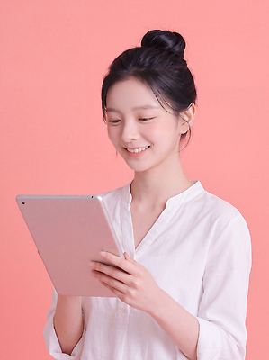 JPG 편집이미지 손 여자 행복 분홍색 셔츠 기술 표정 미소 사람 일상 흰색 집중 의료성형뷰티 편집실사 AI인물포토 AI콘텐츠 감정 컬러 컨셉 상의 라이프 신체부위 CG 파일형식 AI포토 옷 생활