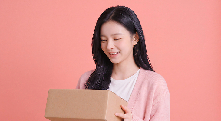 JPG 편집이미지 손 옷 여자 분홍색 바닥 이야기 미소 상자 놀람 기쁨 의료성형뷰티 스타일 편집실사 AI인물포토 AI콘텐츠 감정 컬러 표정 사람 신체부위 CG 파일형식 AI포토