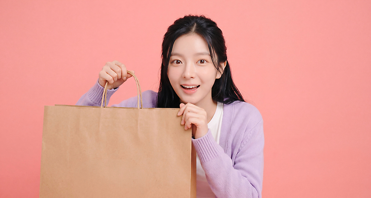 JPG 편집이미지 손 여자 패션 분홍색 표정 사람 쇼핑 쇼핑백 기쁨 손목 즐거움 오브젝트 의료성형뷰티 스타일 편집실사 AI인물포토 AI콘텐츠 감정 컬러 가방 신체부위 CG 파일형식 AI포토 잡화