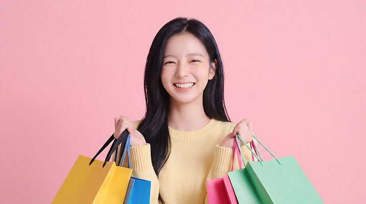 JPG 편집이미지 패션 행복 분홍색 웃음 소녀 여름 쇼핑 쇼핑백 노란색 즐거움 스타일 편집실사 AI인물포토 AI콘텐츠 계절 여자 감정 어린이 컬러 가방 표정 CG 파일형식 AI포토 잡화 사람