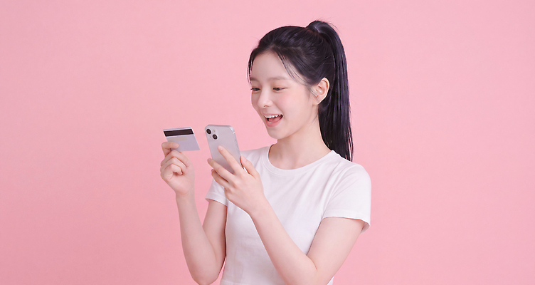 JPG 편집이미지 손 여자 분홍색 기술 미소 일상 스마트폰 쇼핑 스크린 결제 온라인 신분증 의료성형뷰티 편집실사 AI인물포토 AI콘텐츠 컬러 표정 사람 라이프 신체부위 핸드폰 스마트기기 CG 증명서 파일형식 AI포토 생활 전자제품