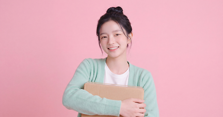 JPG 편집이미지 직업 여자 행복 분홍색 포즈 표정 미소 사람 쇼핑 상자 오브젝트 전달 의료성형뷰티 편집실사 AI인물포토 AI콘텐츠 감정 컬러 CG 파일형식 AI포토