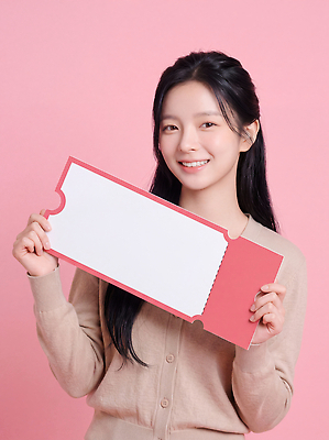 JPG 편집이미지 포즈 미소 사람 소녀 이벤트 양손 티켓 의료성형뷰티 분홍색배경 편집실사 AI인물포토 AI콘텐츠 손 여자 어린이 분홍색 표정 CG 파일형식 AI포토 컬러 신체부위