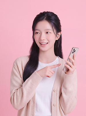 JPG 편집이미지 옷 여자 분홍색 포즈 커뮤니케이션 기술 표정 미소 일상 스마트폰 가리킴 의료성형뷰티 편집실사 AI인물포토 AI콘텐츠 컬러 사람 손짓 라이프 핸드폰 스마트기기 CG 파일형식 AI포토 모션 생활 전자제품